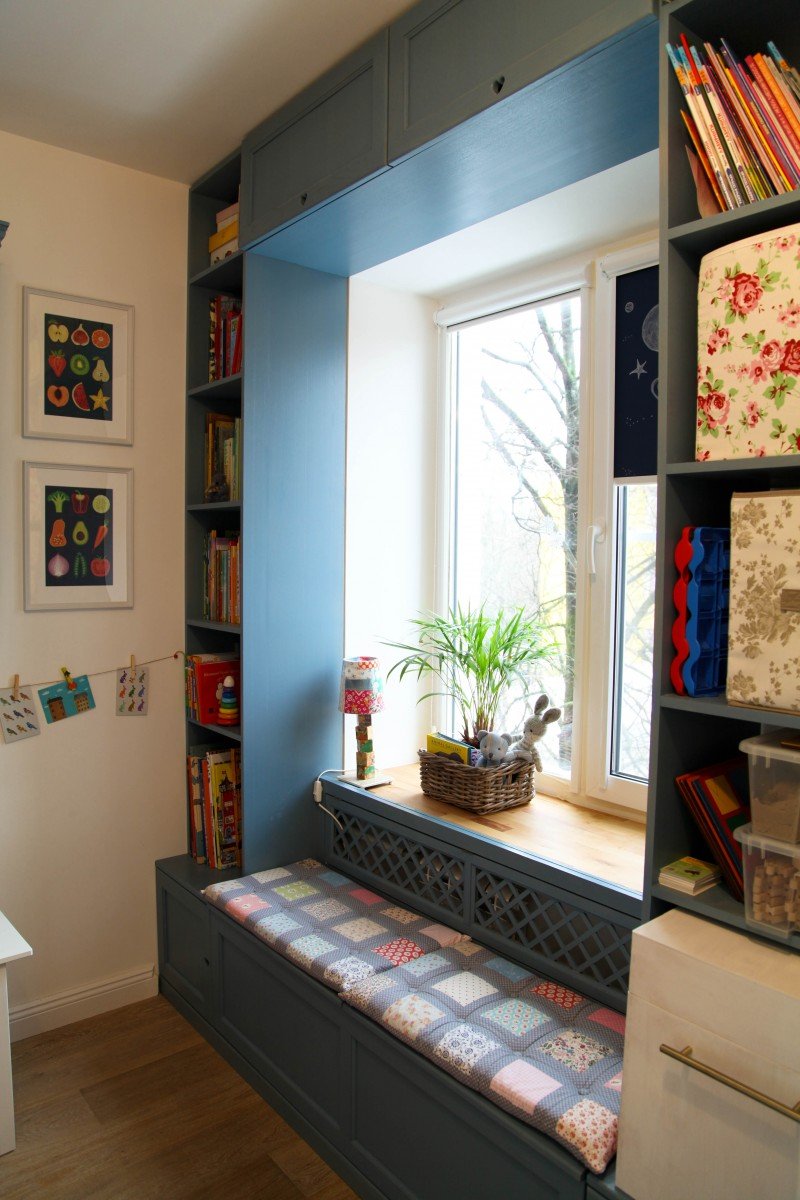 Широкий подоконник в детской