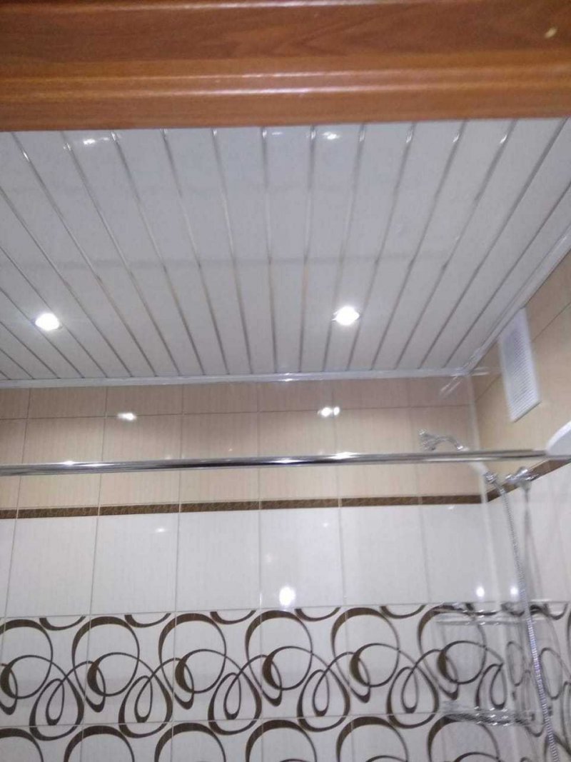 Потолок в ванную комнату из сендвичных панелей