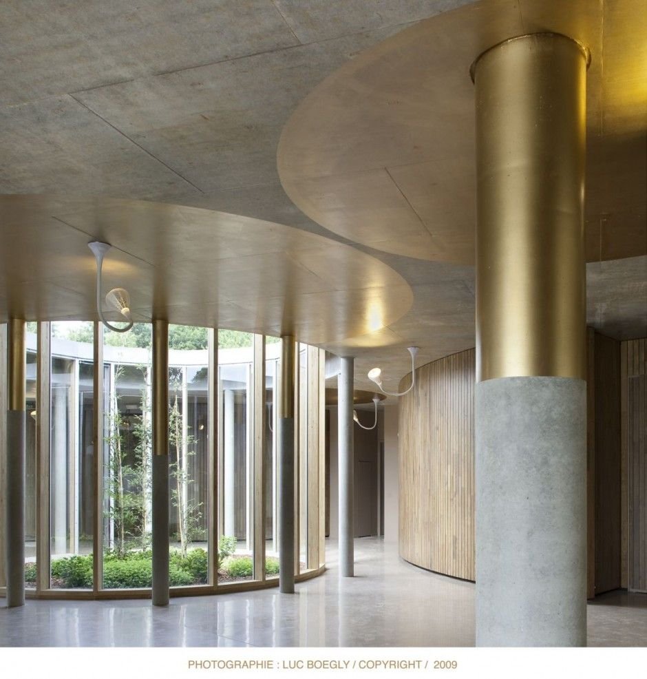 Стеклянные колонны в интерьере