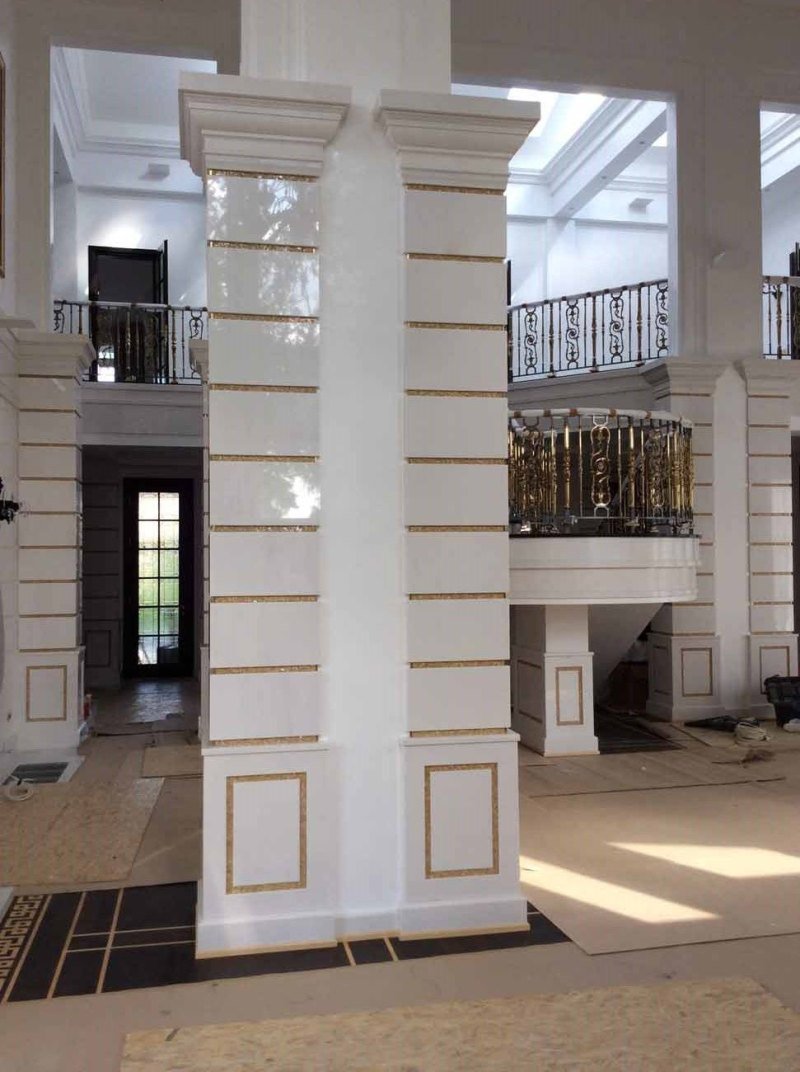 Квадратные колонны в интерьере