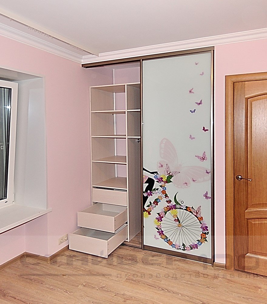 Встроенные шкафы в детскую комнату