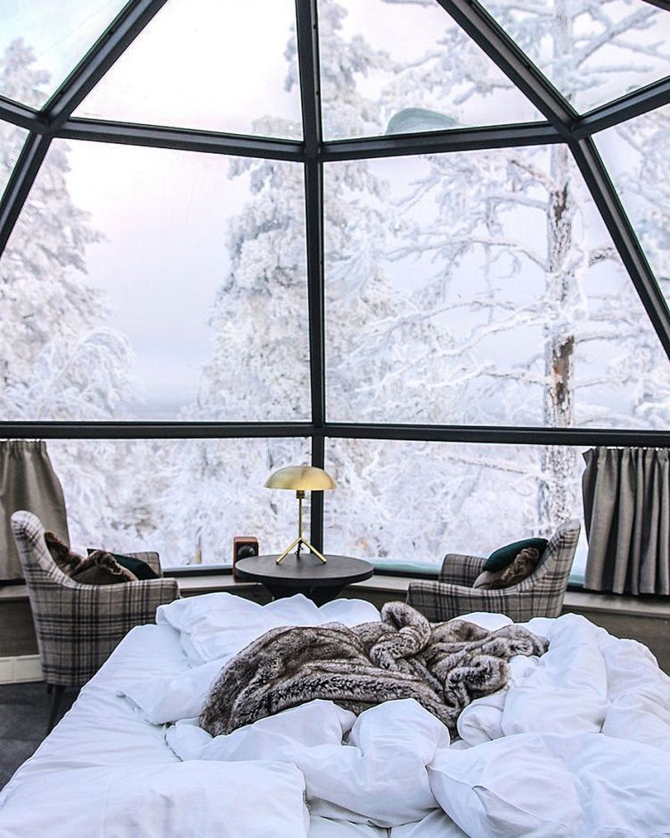 Уютная комната с панорамными окнами