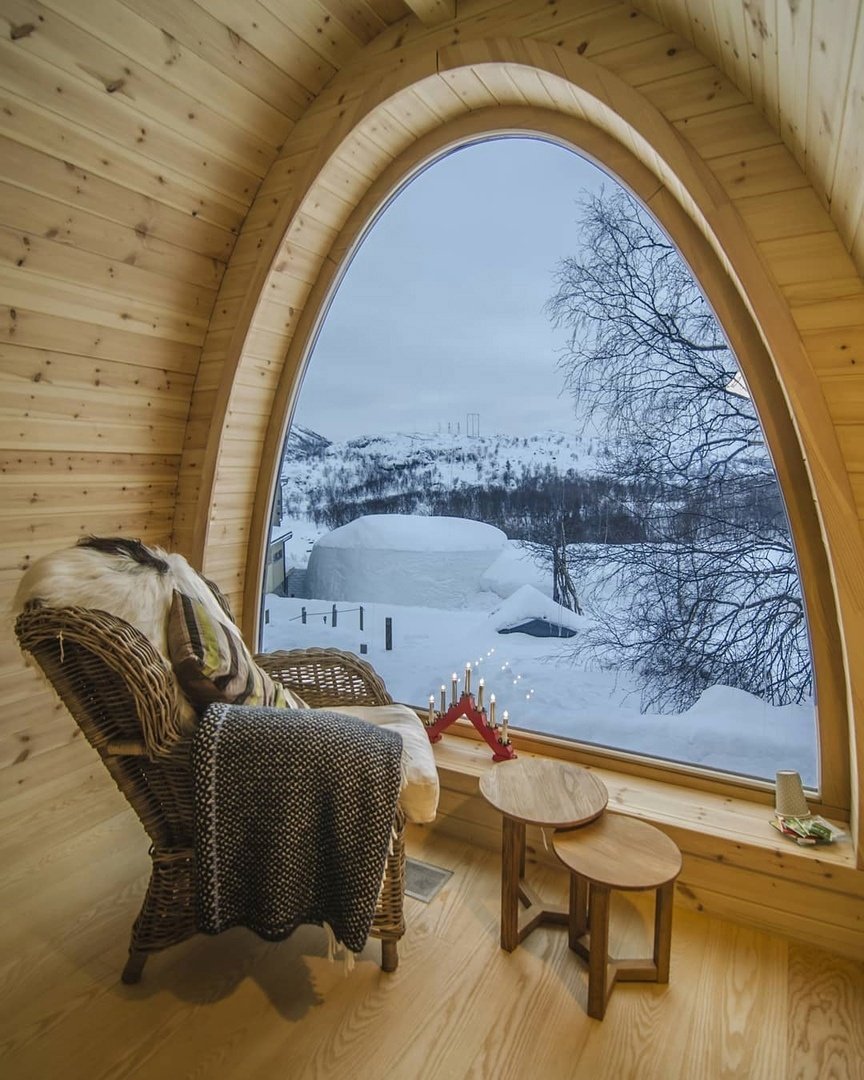 Круглое окно в деревянном доме