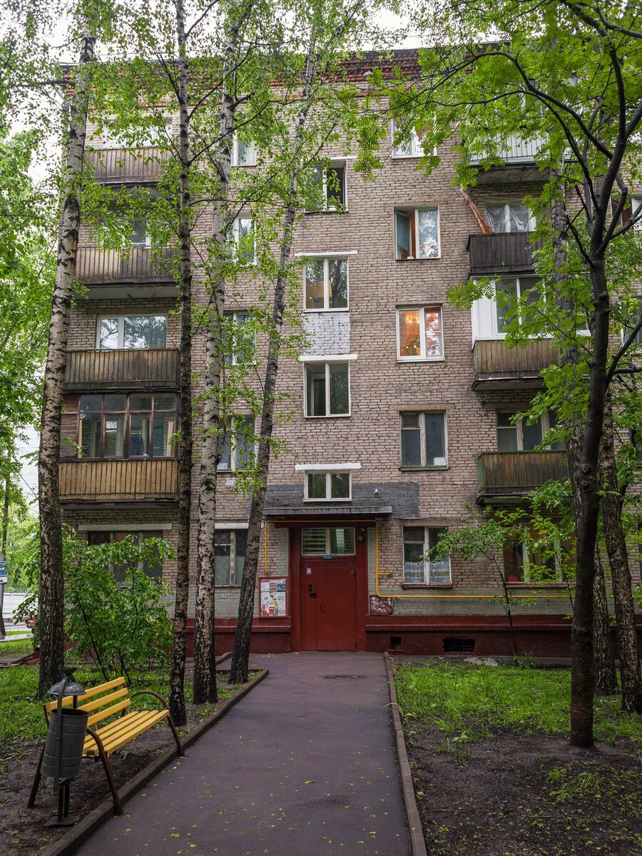 Двор хрущевки летом