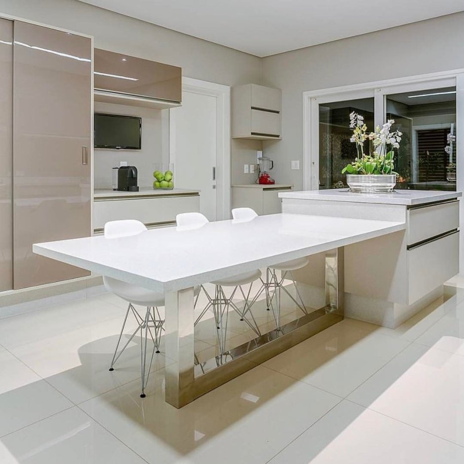 Кухонный остров с обеденным столом