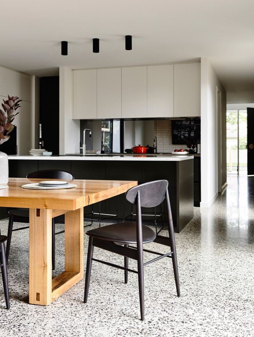 Кухонный остров с обеденным столом