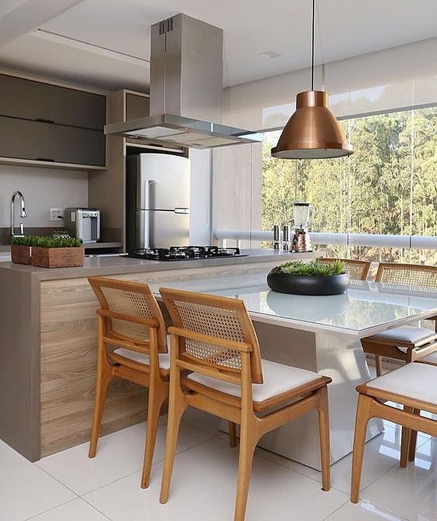 Кухонный остров с обеденным столом