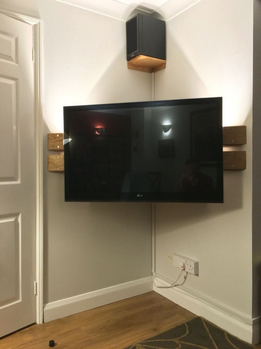 Телевизор на угловой стене