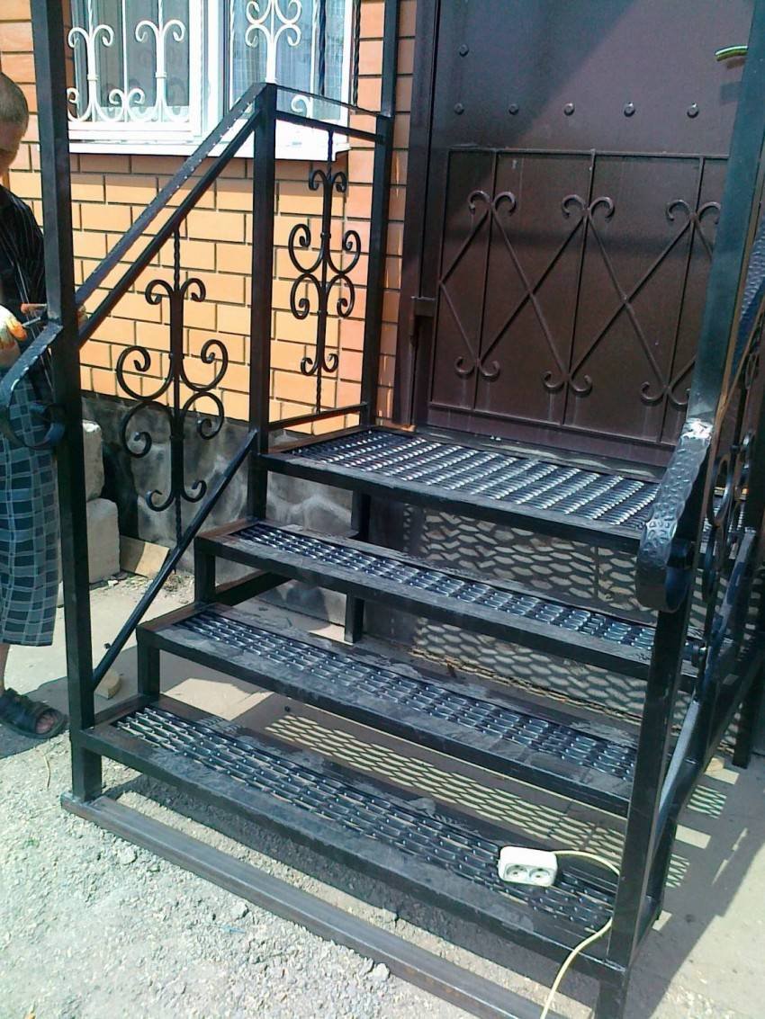 Лестница металлическая входная уличная