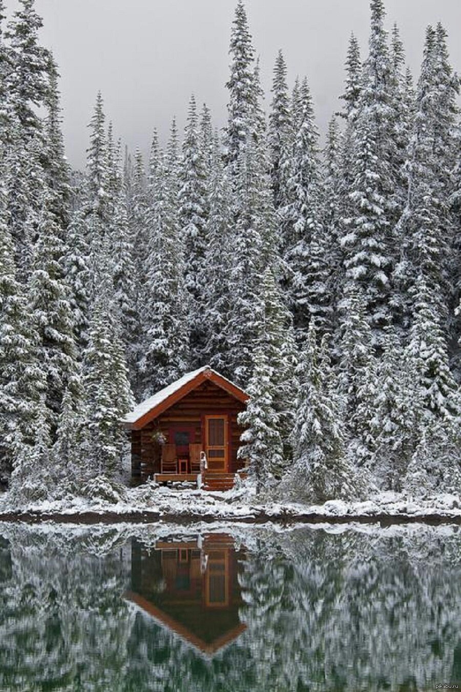 Маленький домик в лесу зимой