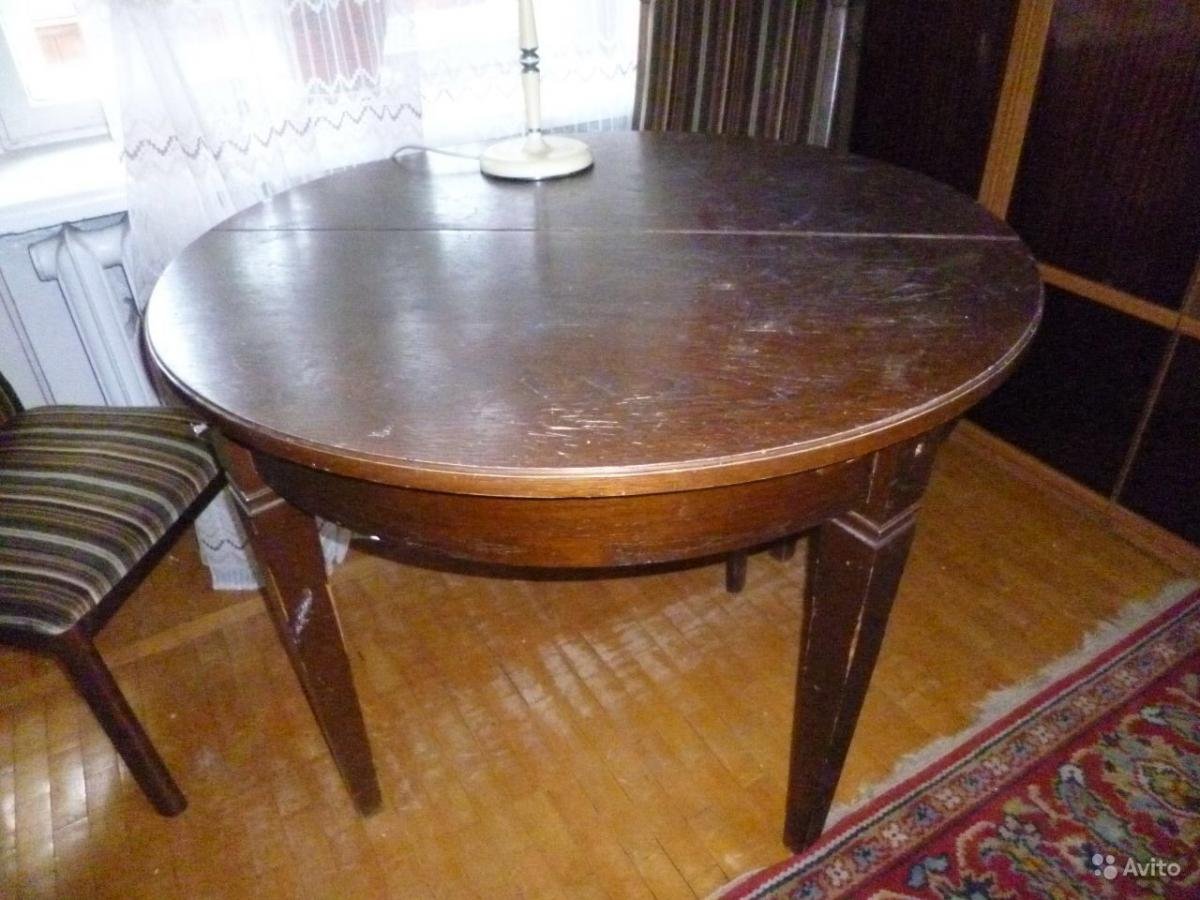 Куплю стол обеденный б у. Старый круглый стол раздвижной. Старинный круглый столик. Старый круглый столик. Стол деревянный круглый Советский.