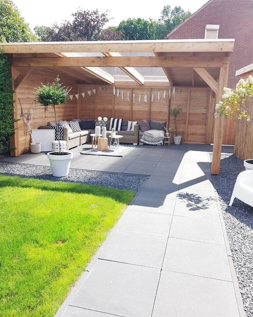 Беседка в небольшом дворике