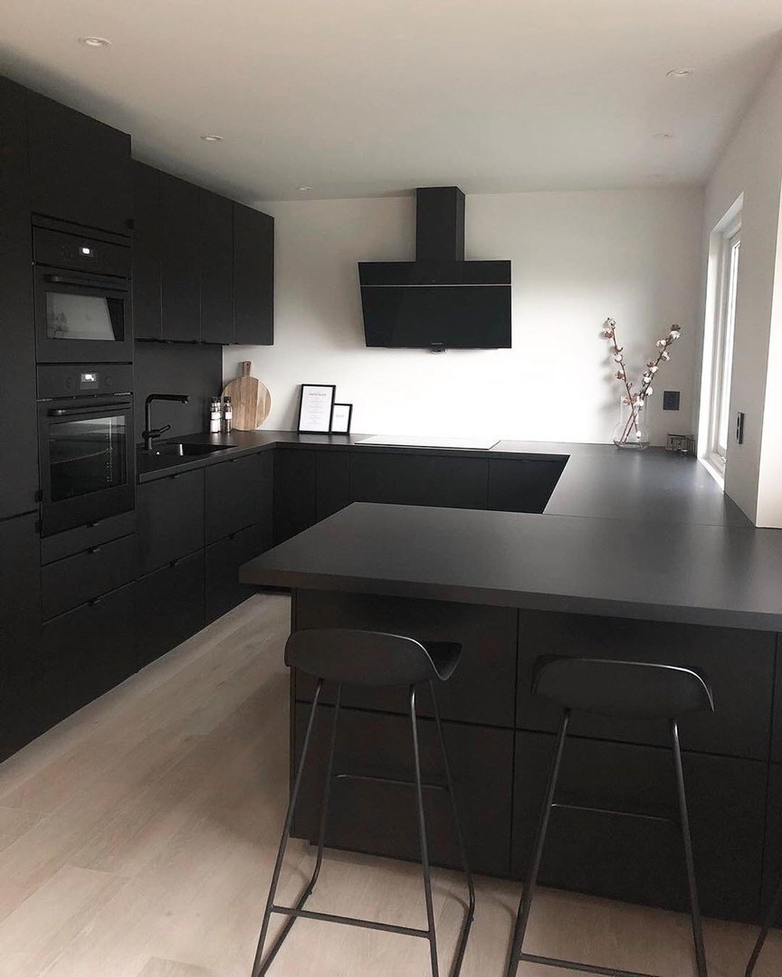 Черная матовая кухня