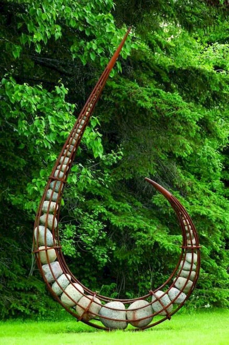 Современная скульптура в саду