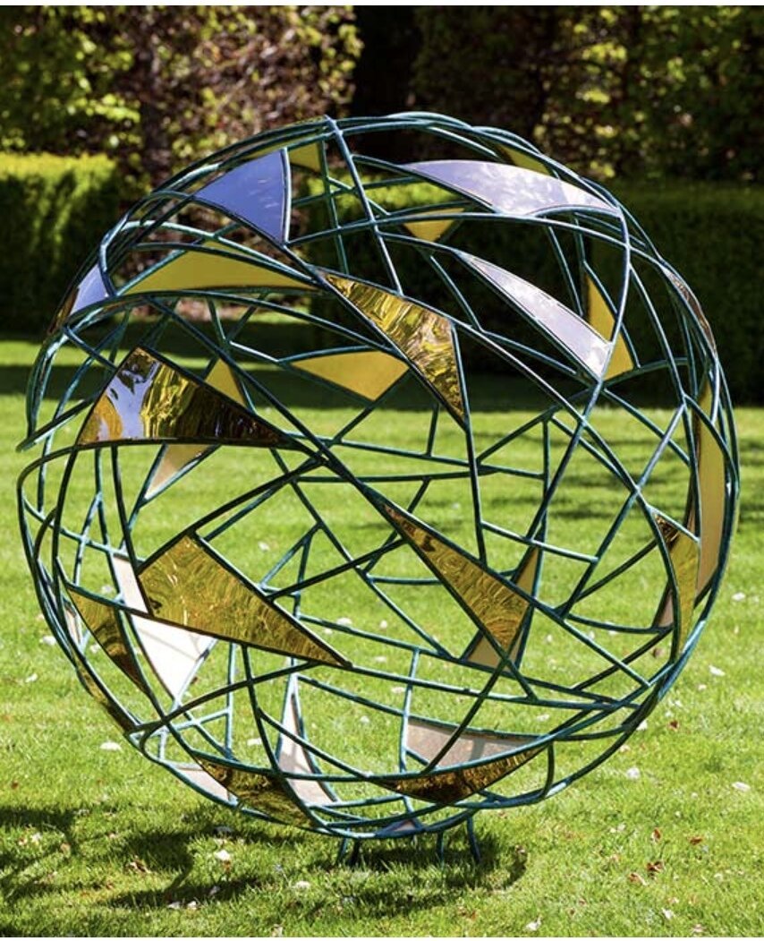 Металлические шары в ландшафте