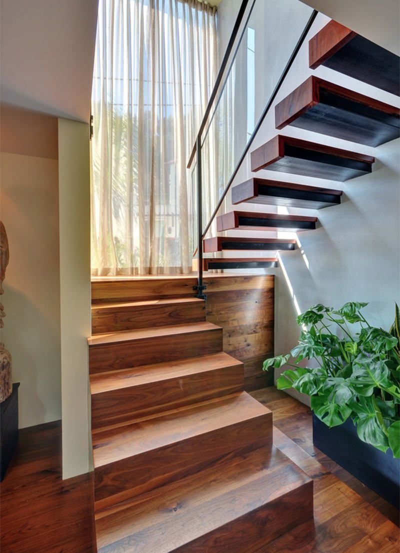 Окно на лестнице в частном доме