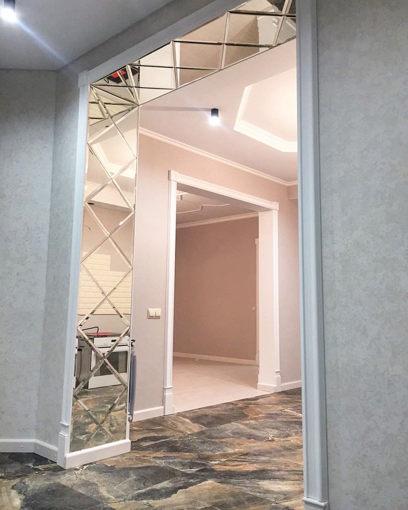 Зеркальная плитка в арке