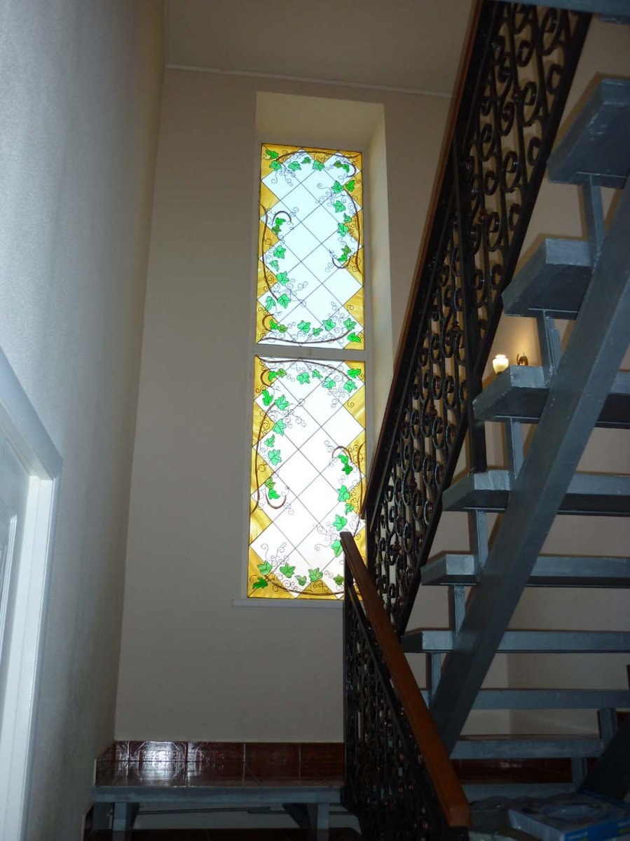 Окна куйбышева. Окно на лестнице в частном доме. Витражное окно на лестнице. Окно в лестничном пролете в частном доме. Окно над лестницей.