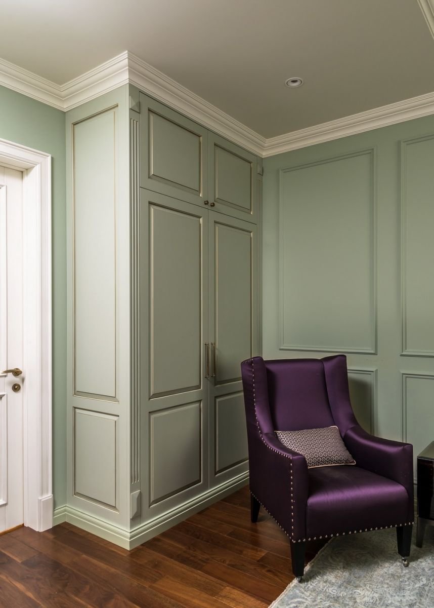 Шкаф с молдингами