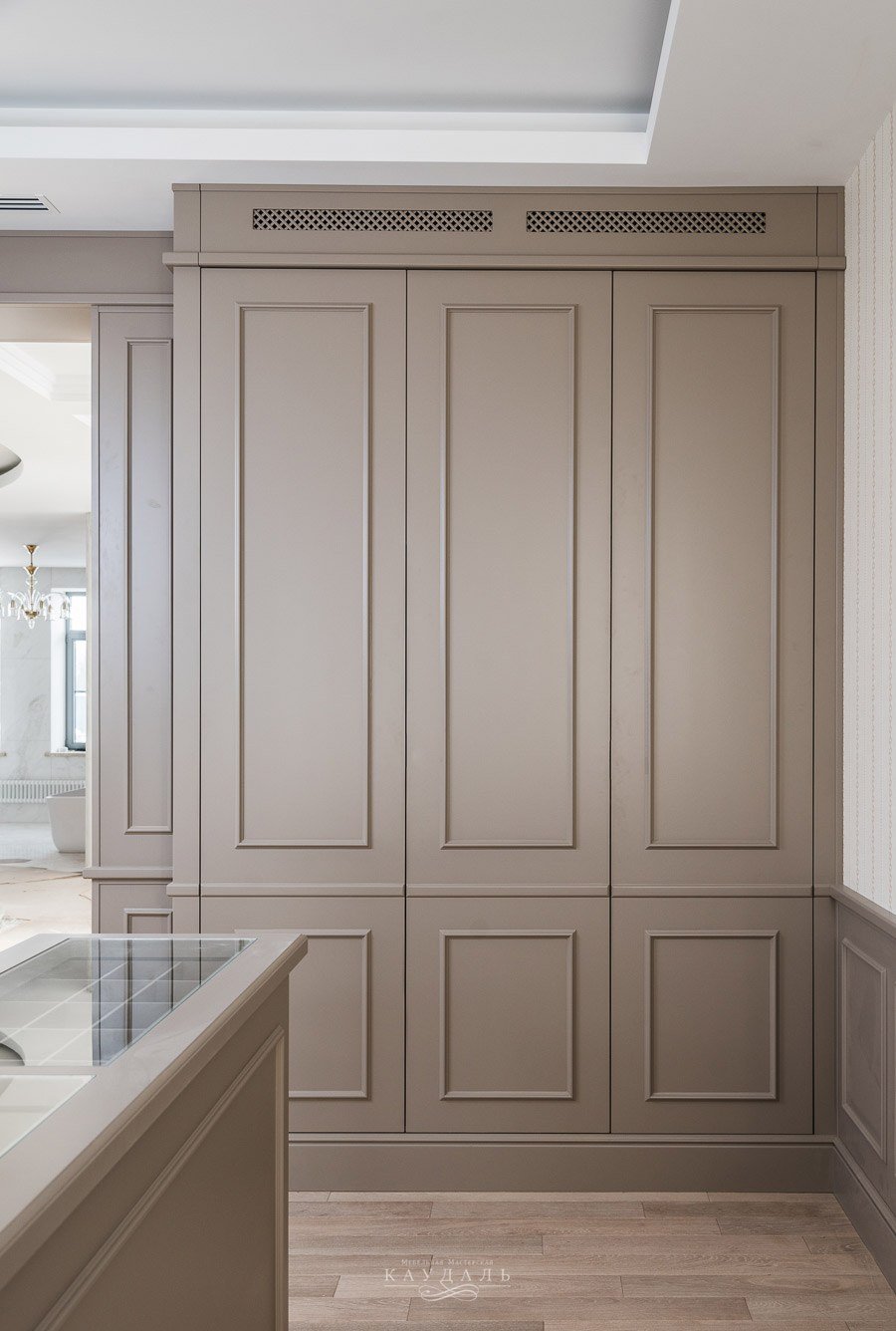 Шкаф с молдингами на фасаде