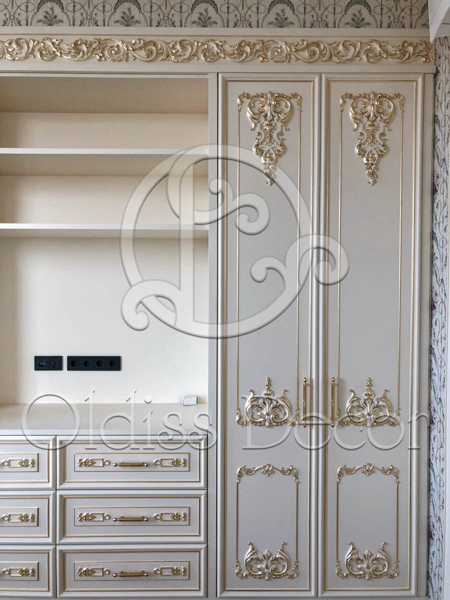 Шкаф с лепниной