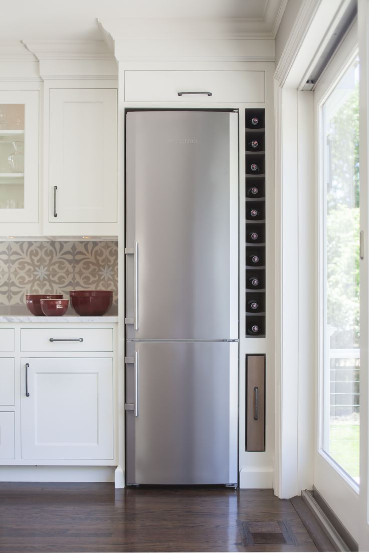 Встроенный холодильник у стены