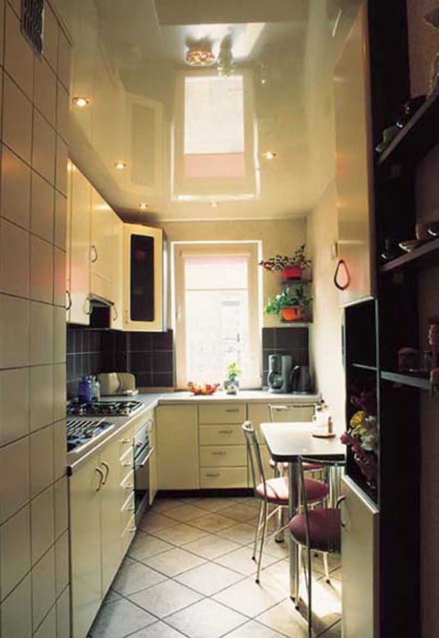 Натяжной потолок на маленькой кухне