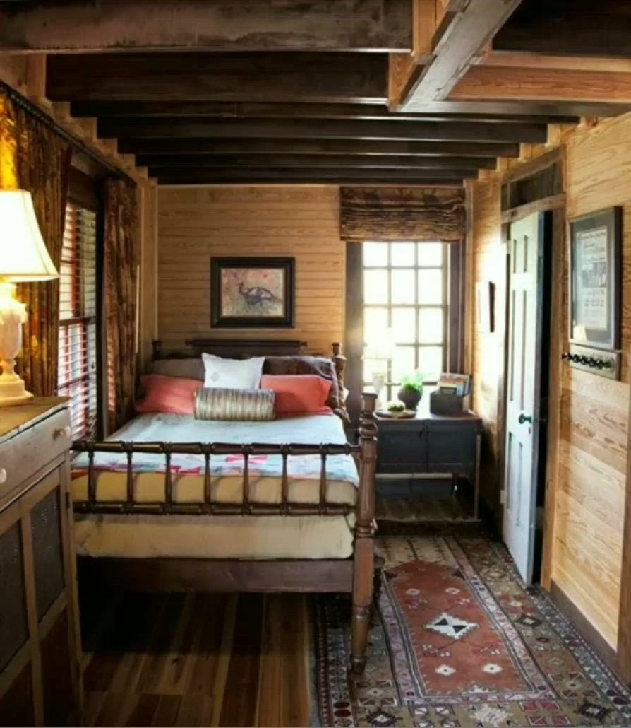 Маленькая спальня в деревенском доме
