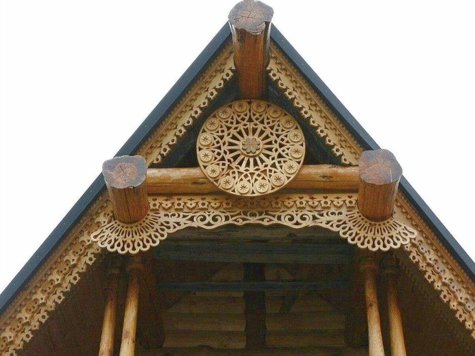 Деревянное украшение крыши