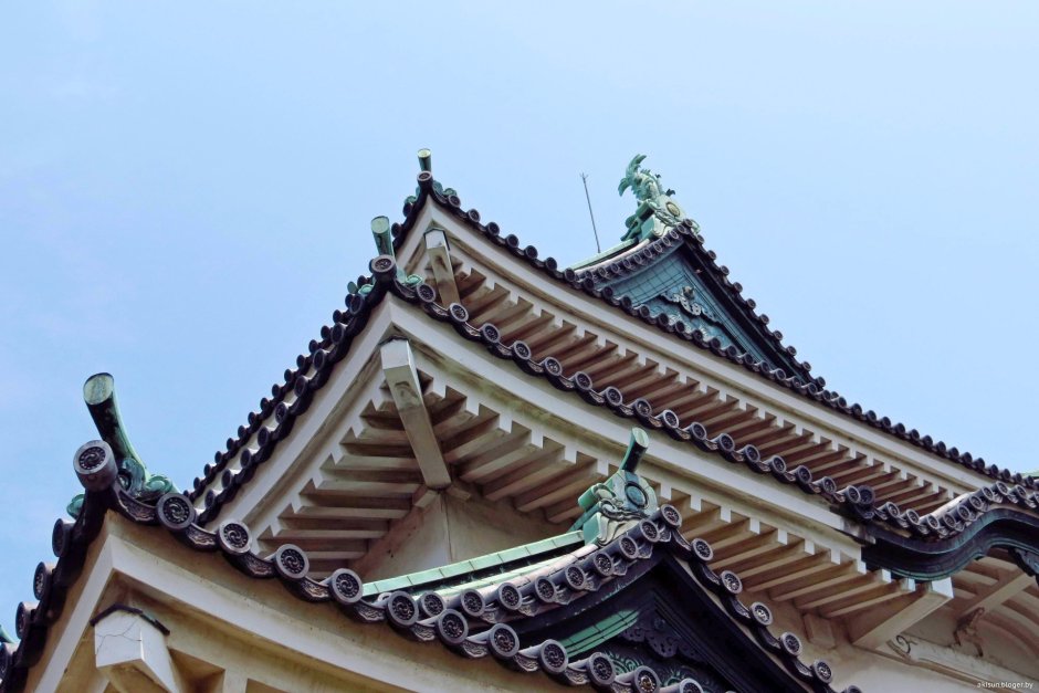 Золотое Сятихоко на крыше замка Окаяма.