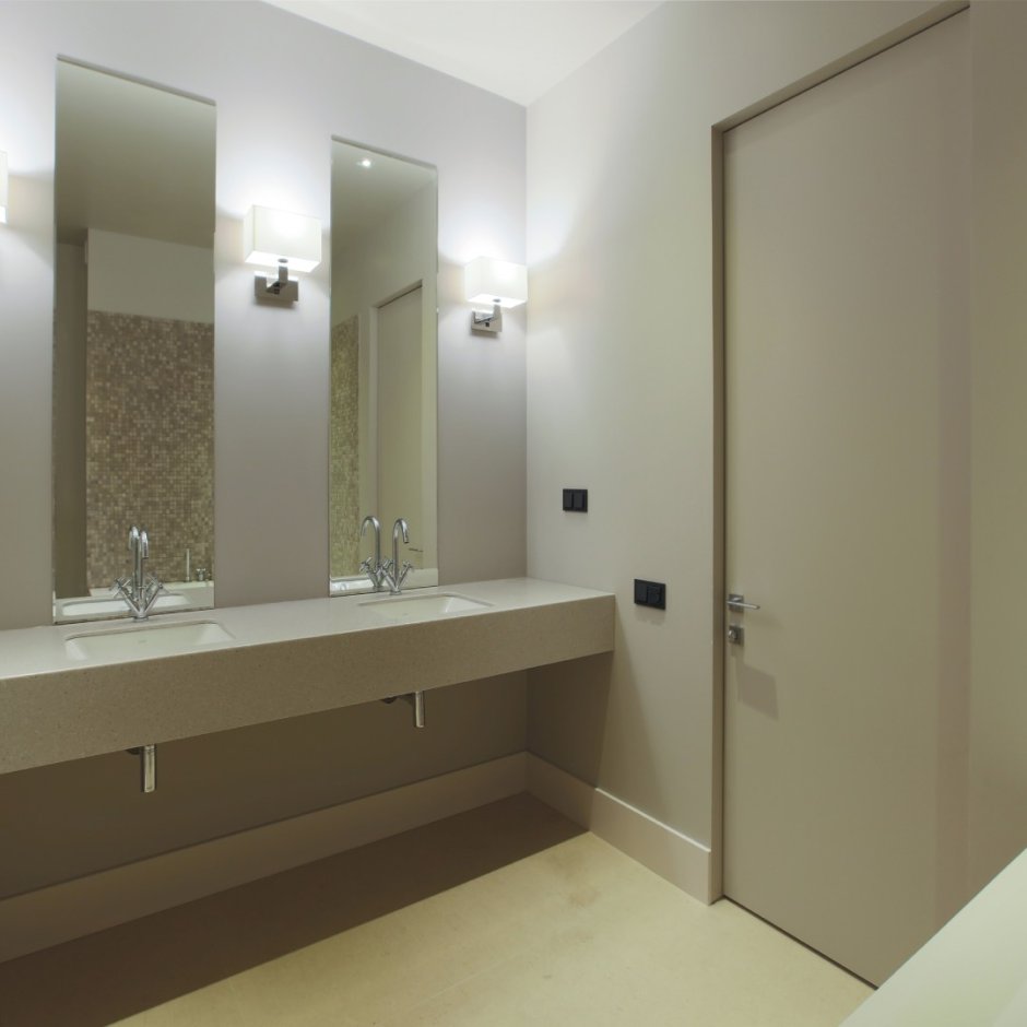 Скрытая дверь в ванной