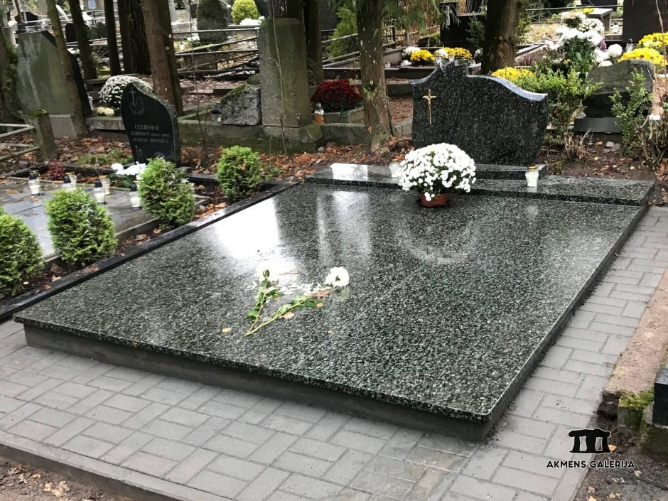 Гранитная плитка на могилу