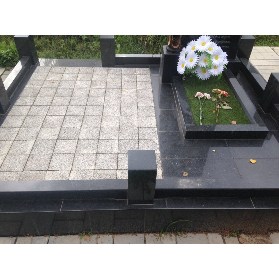 Плита на кладбище