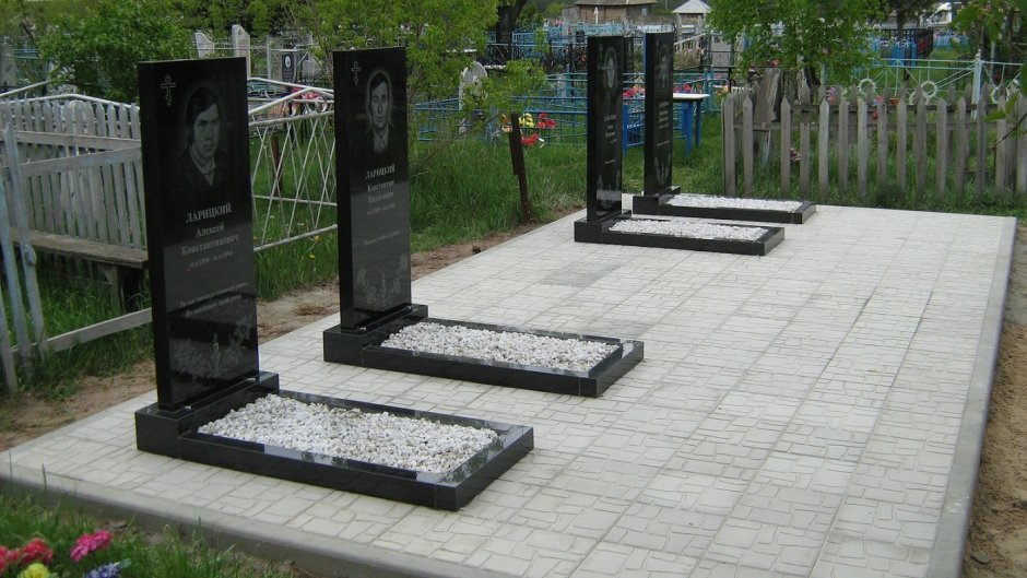 Плитка вокруг памятника на могиле