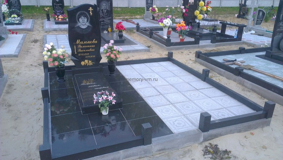 Плитка Дымовская гранитная на кладбище