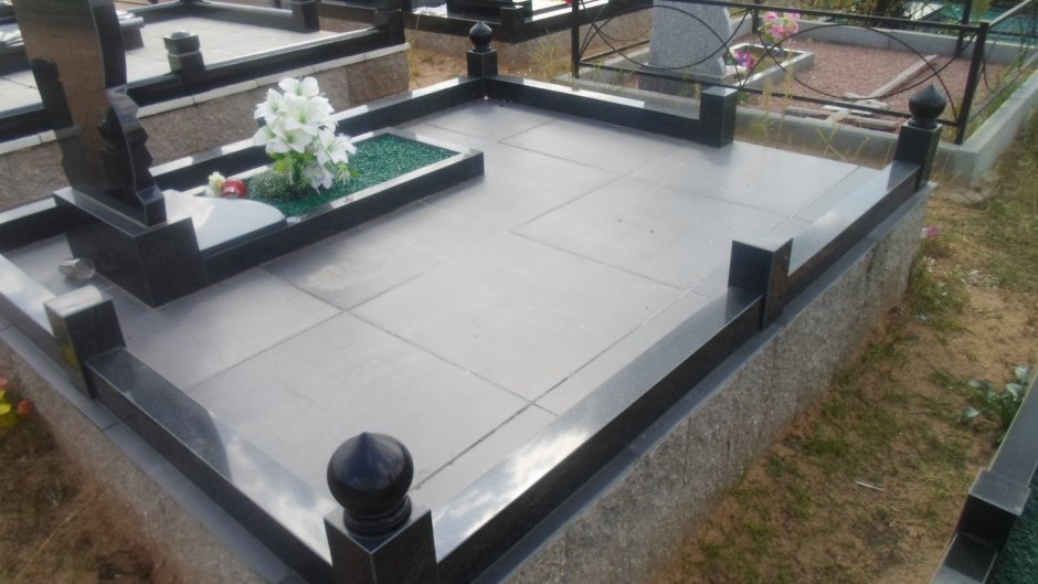 Гранитная плитка на могилу