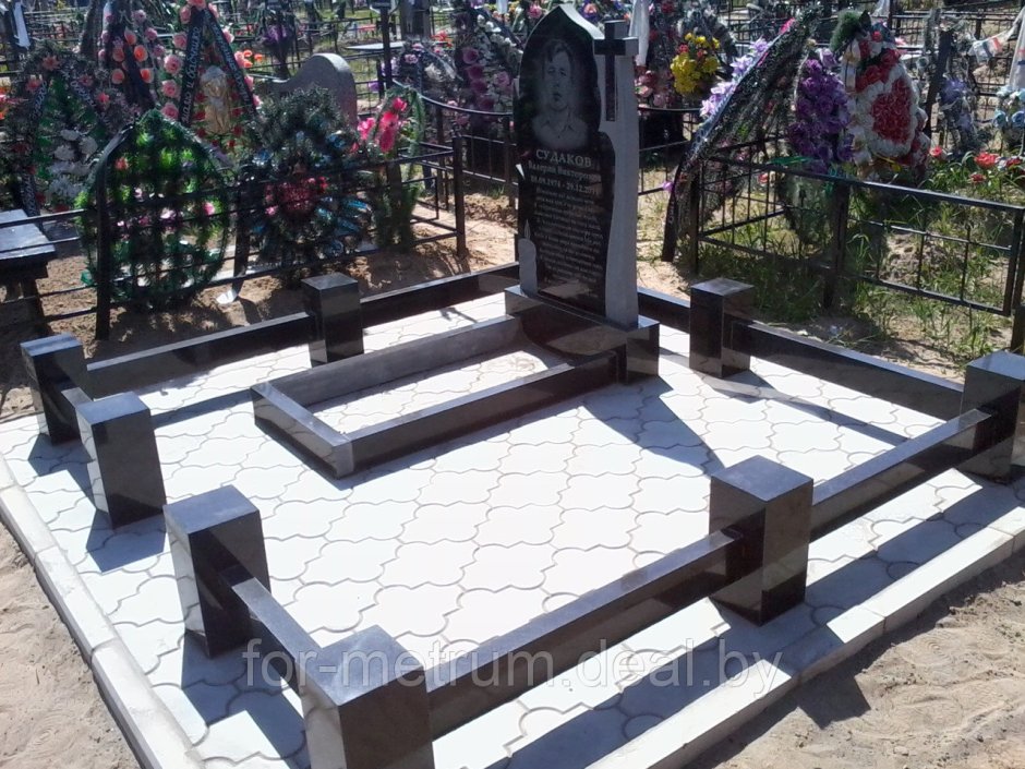 Благоустройство могилы на кладбище из Дымовского гранита
