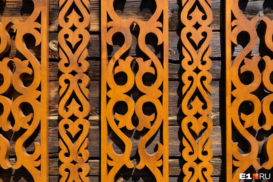 Восточный орнамент из дерева