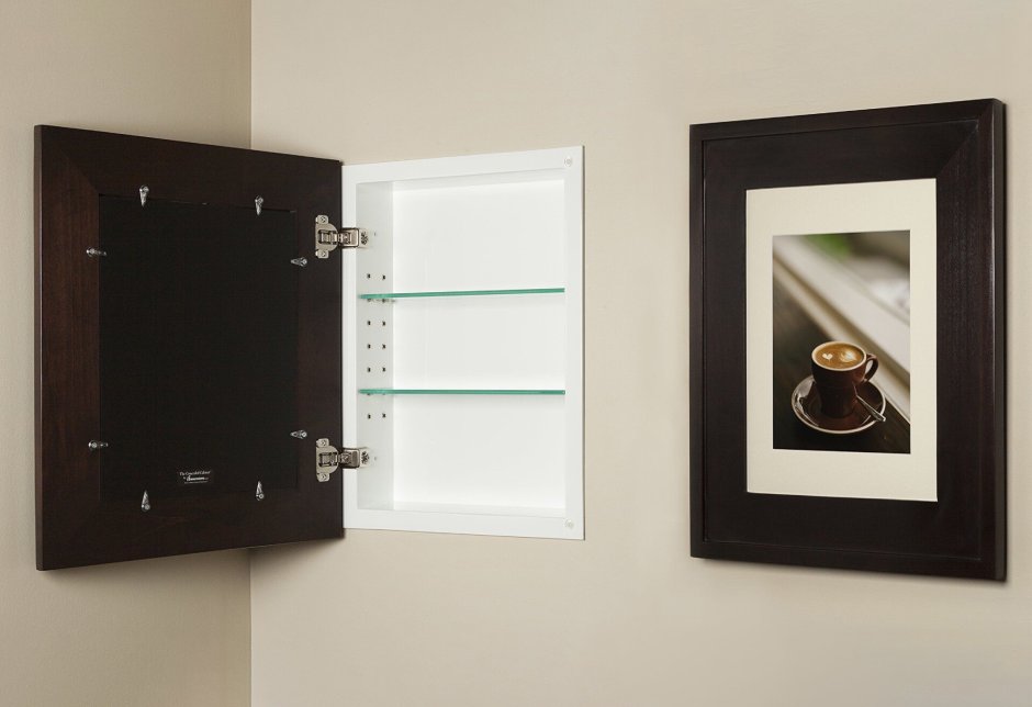 Щиток электрический за зеркалом