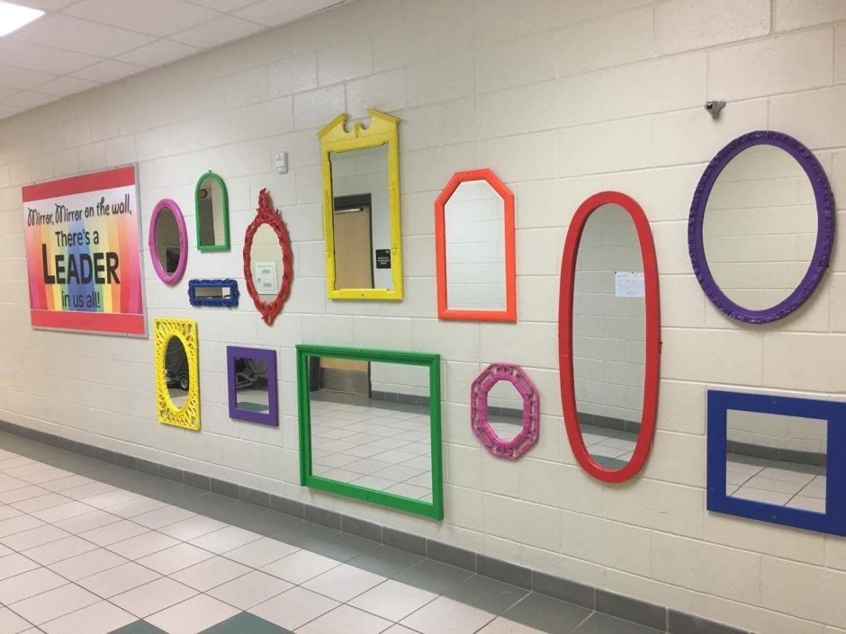 Зеркало в Холл школы