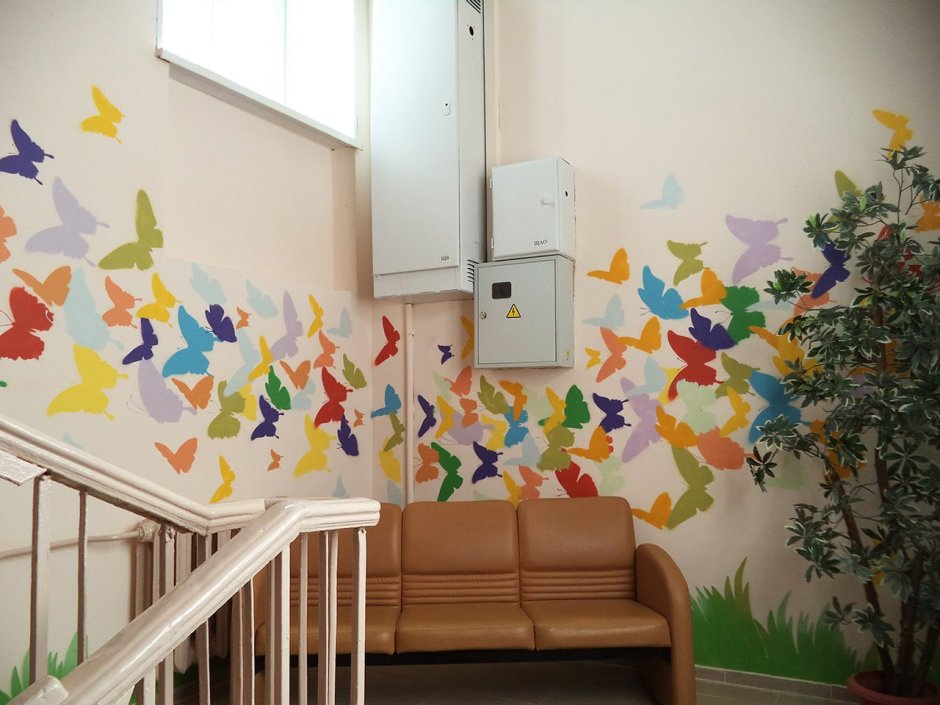 Стена украшенная фотографиями в детском учреждении