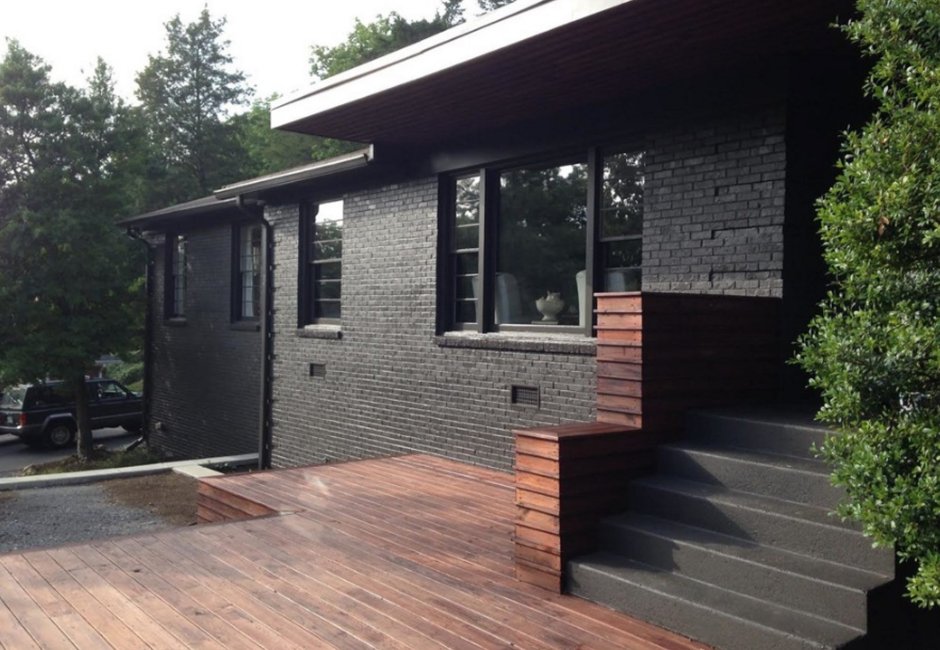 Одноэтажный дом из темного кирпича