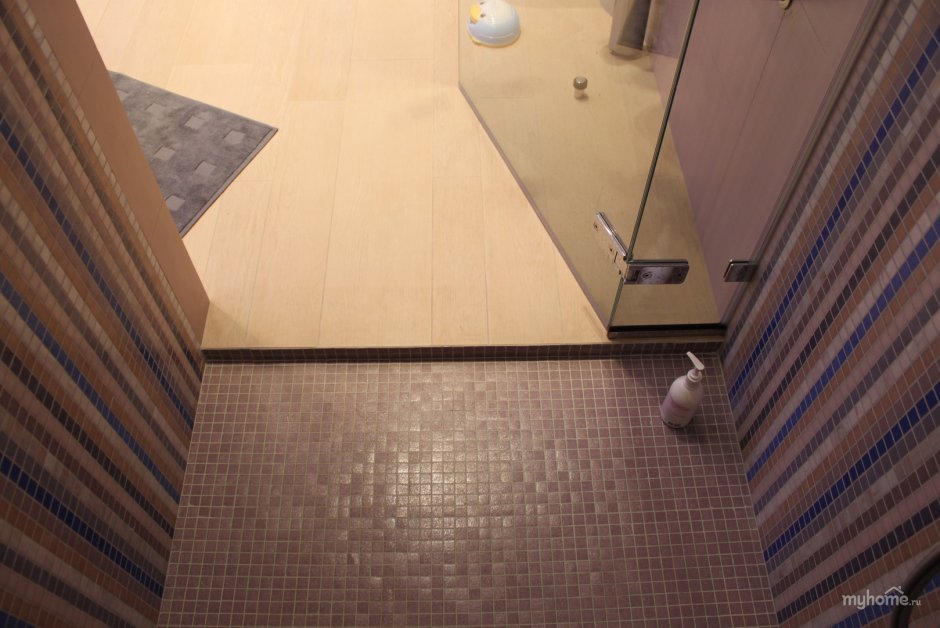 Душевая из мозаики с трапом