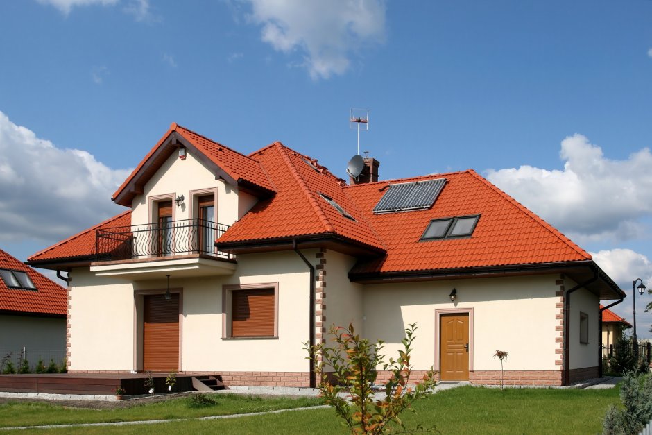Отделка фасада дома с оранжевой крышей