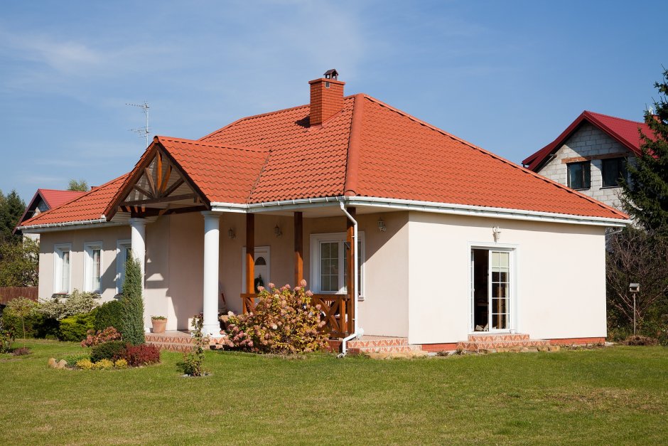 Дом с четырехскатной тераккотовой крыш