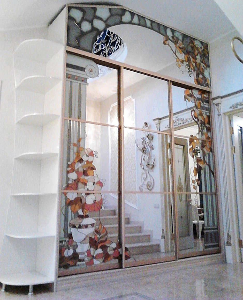 Шкаф с витражными стеклами