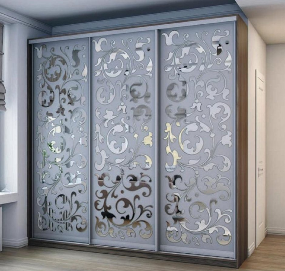 Шкаф купе двери пескоструй на зеркале