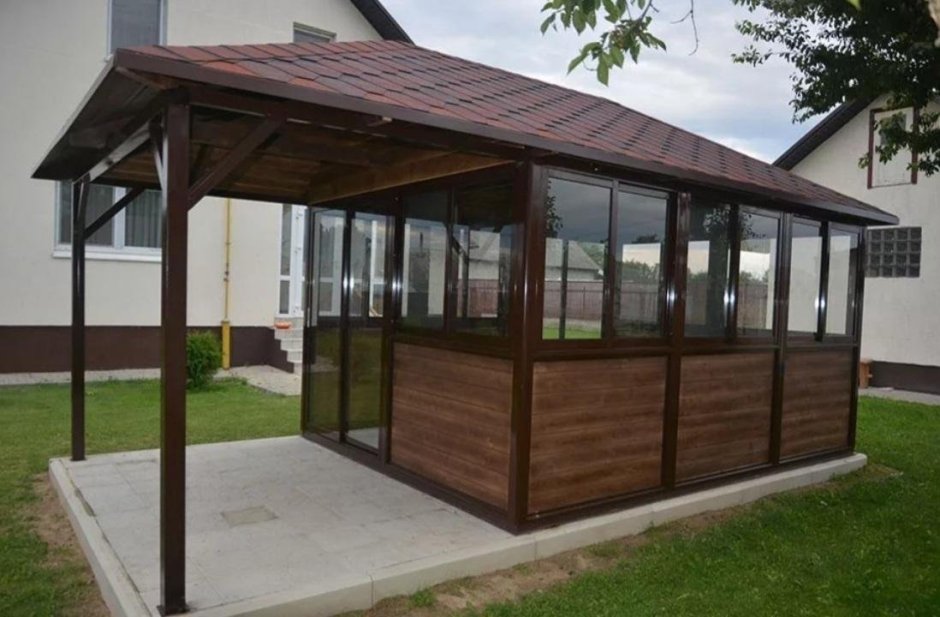 Застекленная беседка с навесом