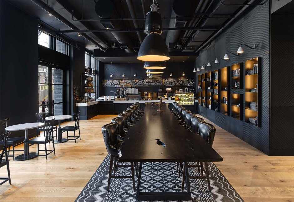 Темный интерьер ресторана