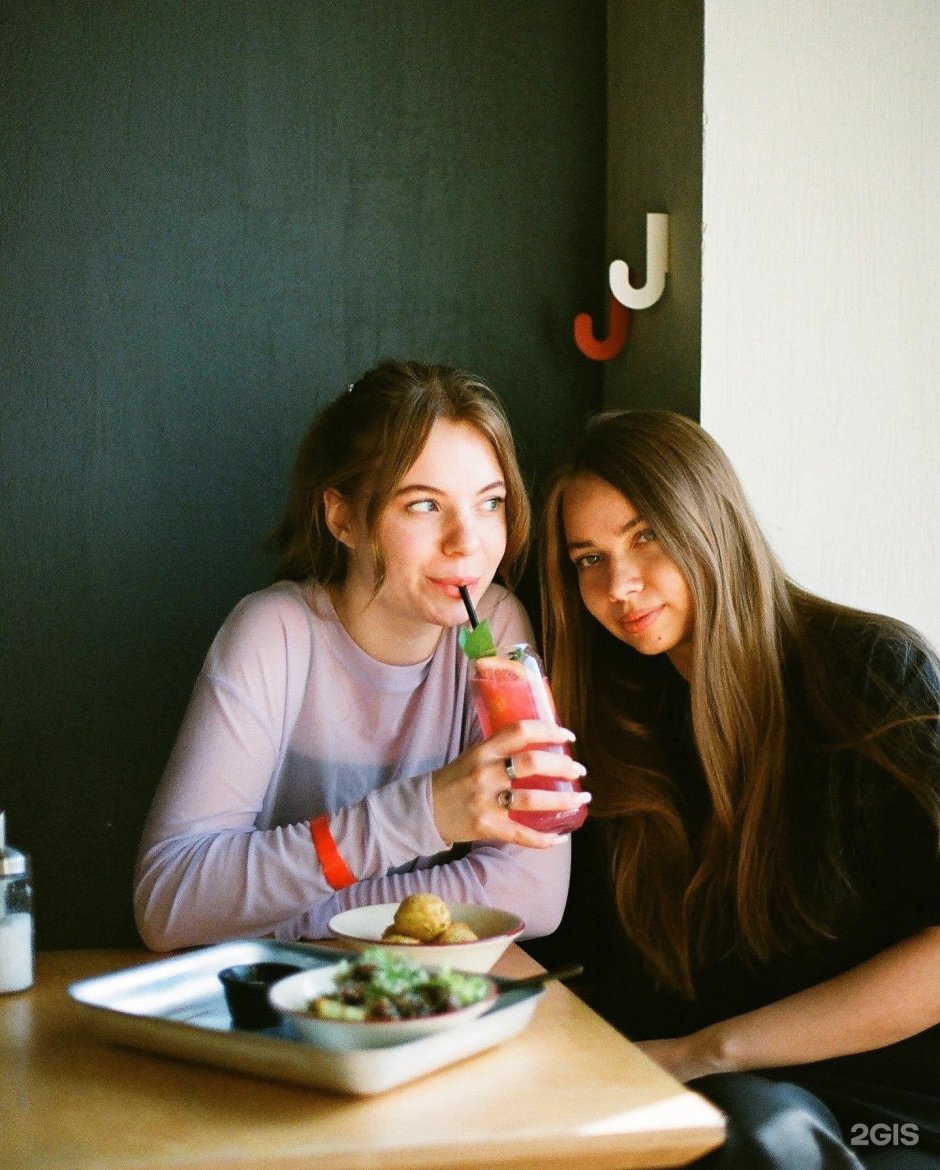 Подруги радуются в кафе 60 к гг